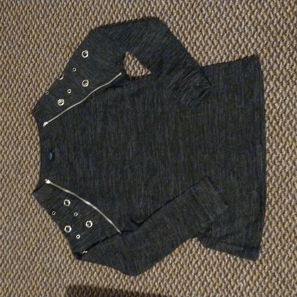 Gray Raglan top with grommets and zippers, sz S